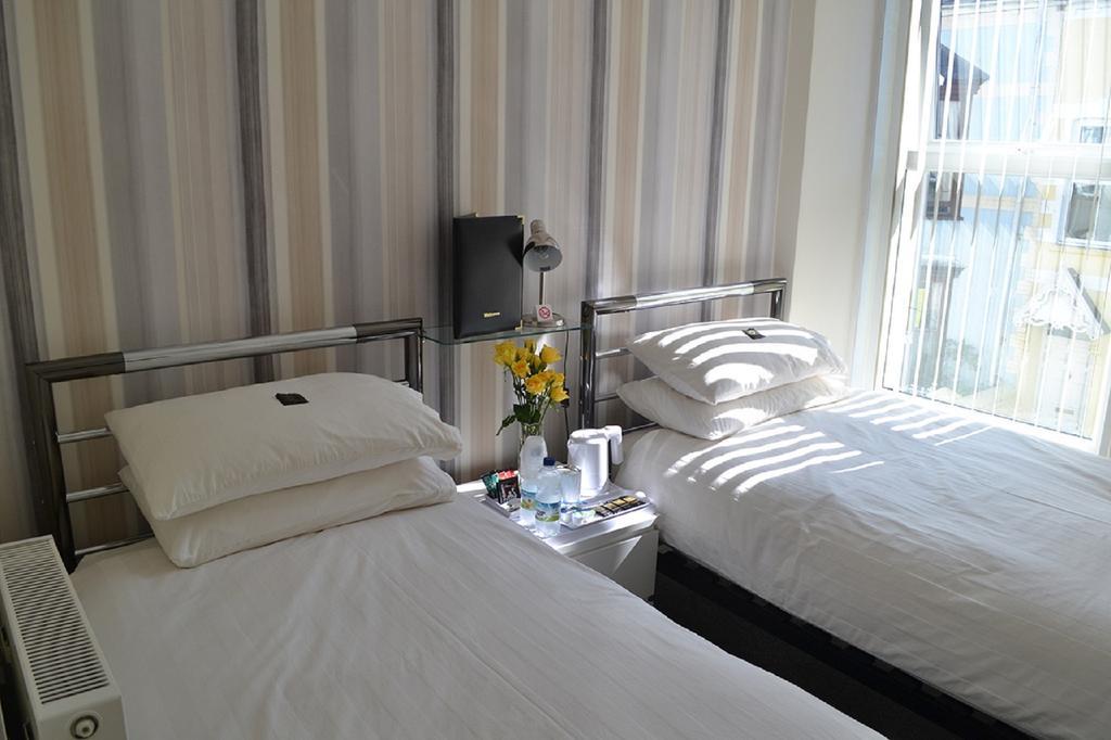 White Rose Guest House Tenby Oda fotoğraf