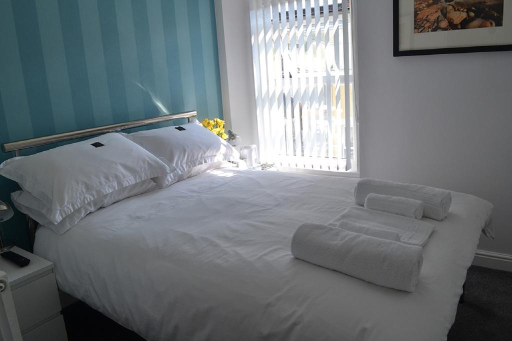 White Rose Guest House Tenby Oda fotoğraf