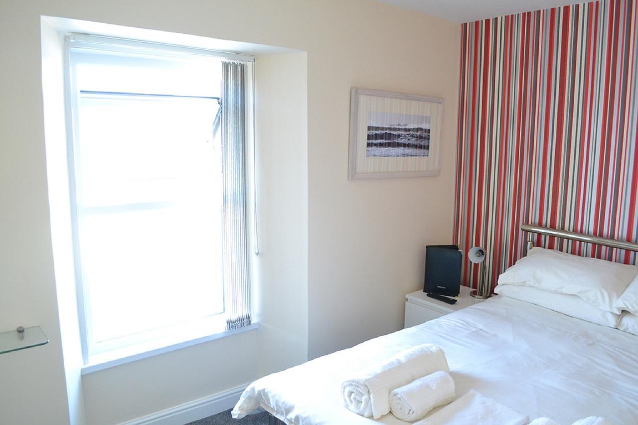 White Rose Guest House Tenby Oda fotoğraf